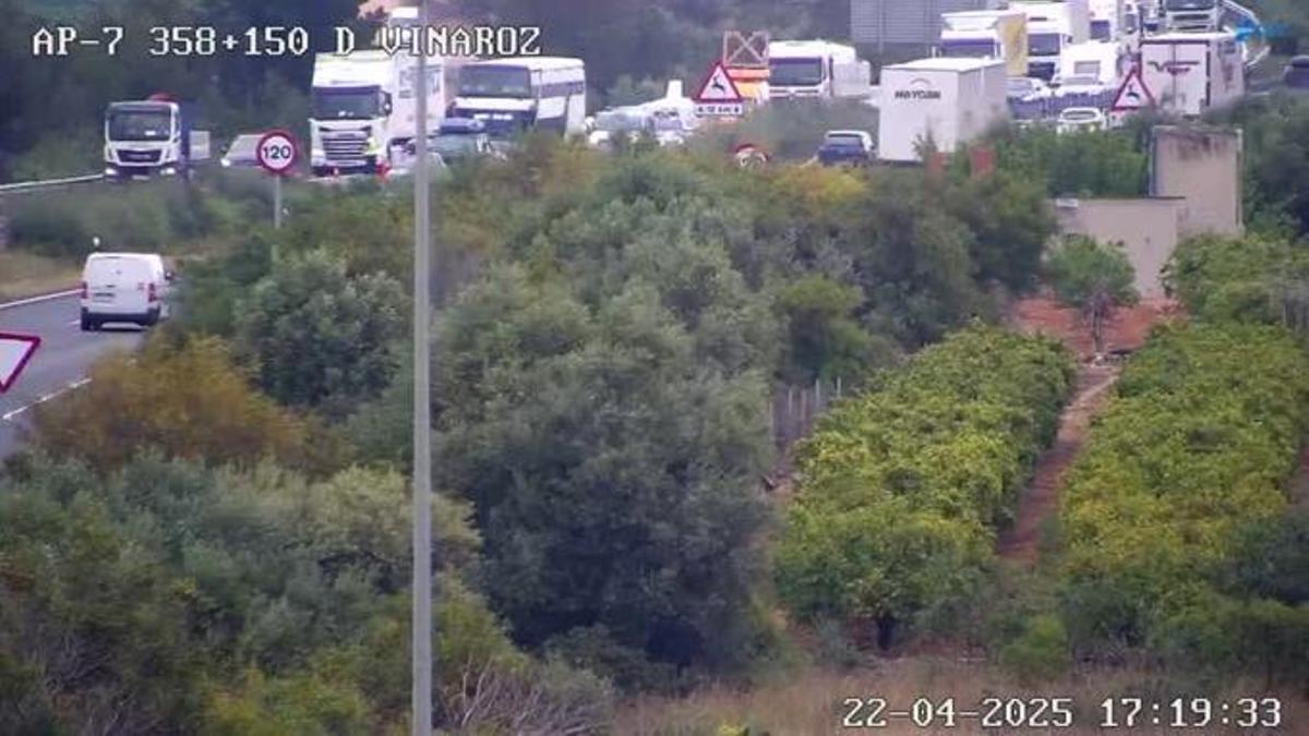 La retención en el lugar del accidente, en Vinaròs, este martes.
