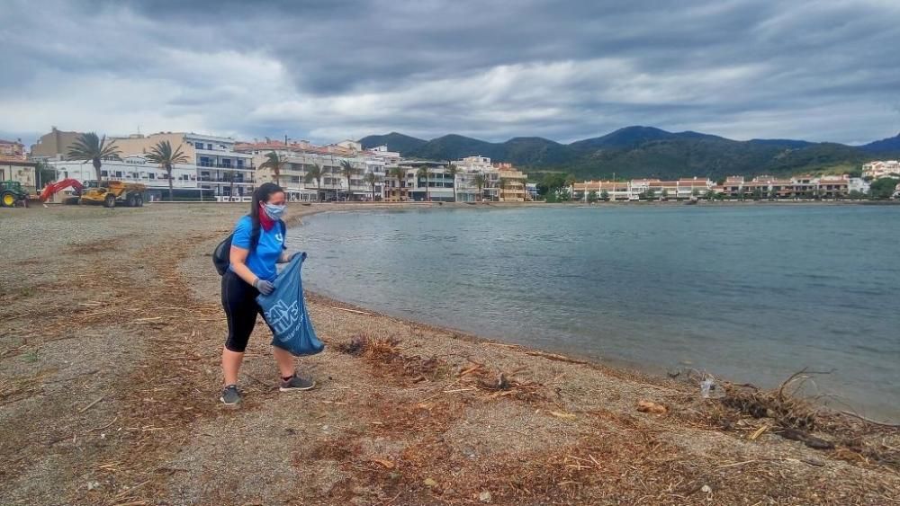 Voluntaris de l''entitat netejant el front de mar.