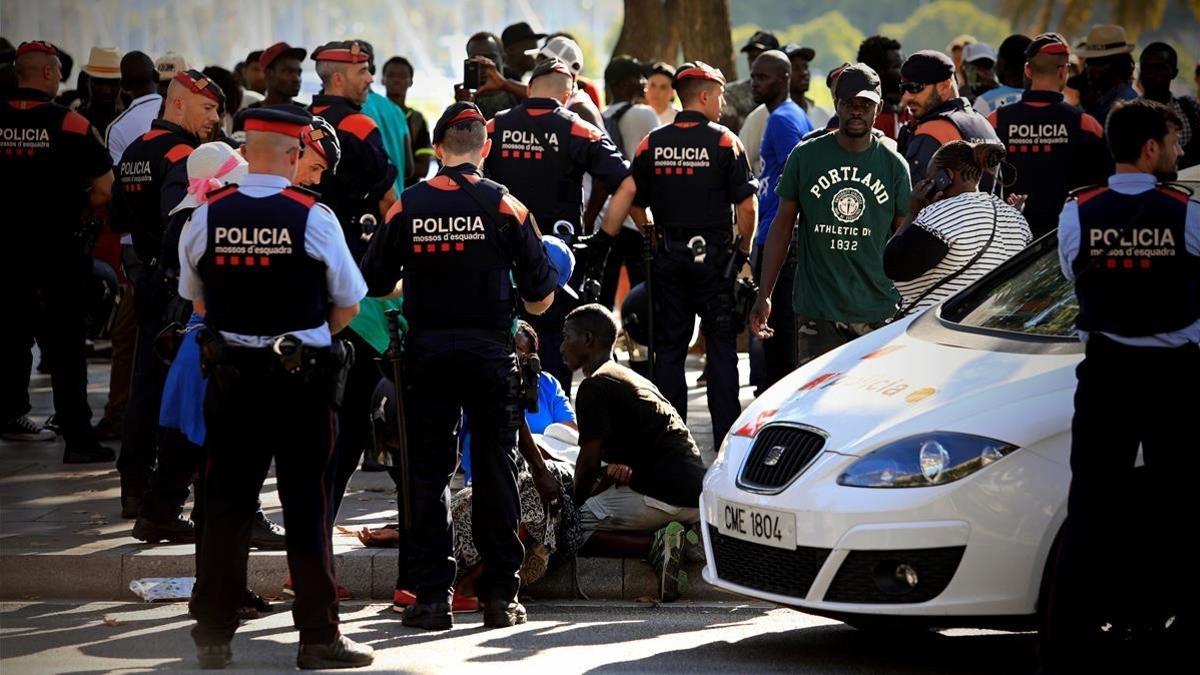 Operación contra el top manta de la Policía Portuaria con apoyo de los Mossos, en la que una vendedora embarazada ha sufrido una lipotimia.