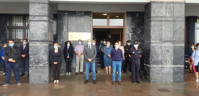 Minuto de silencio en la Delegación del Gobierno de Canarias por los fallecidos por Covid-19