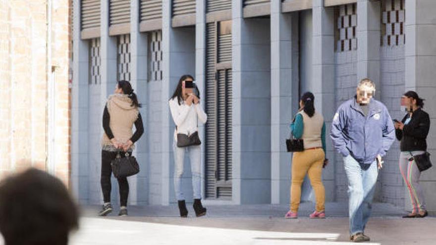 Prostitución en un barrio de Valencia.