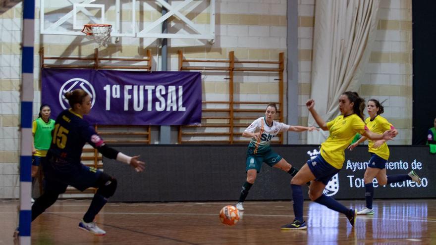 Noelia Montoro lanza a puerta en el partido ante el Telde.