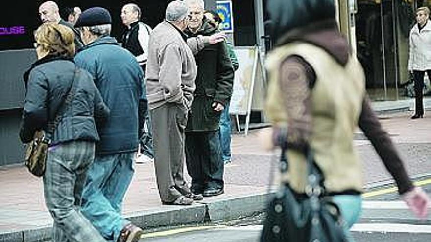 cruzar la calle fuera de los pasos de peatones. Tres personas cruzan la calzada por lugar incorrecto.