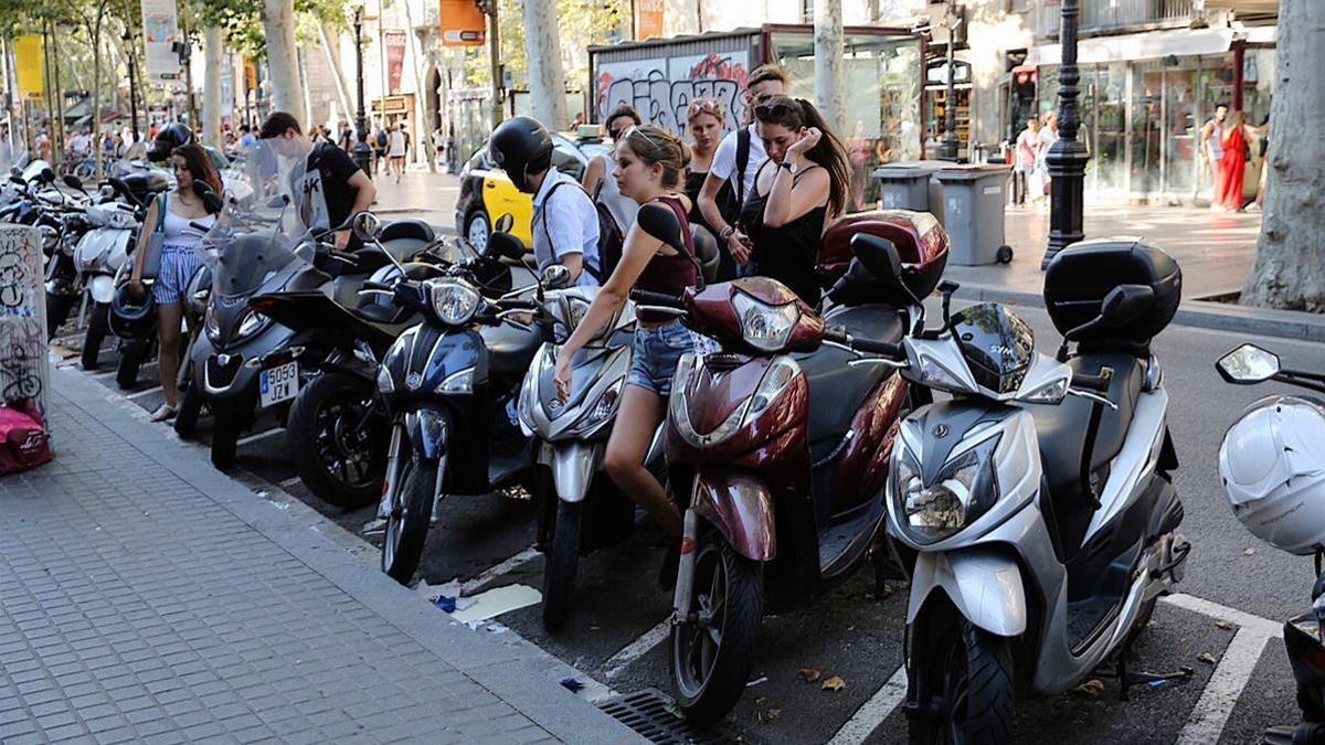 zentauroepp44228594 barcelona 9 07 2018 motos aparcadas en les rambles fotograf 180709182630