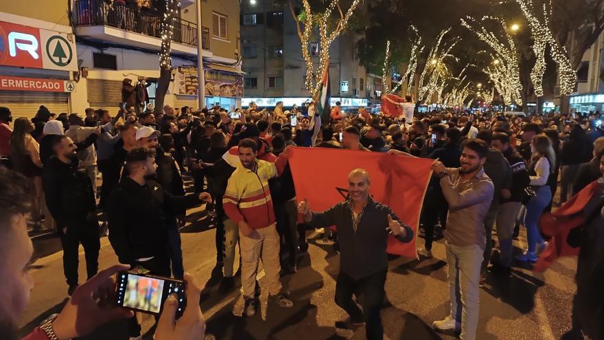 Los marroquíes de Mallorca celebran en Son Gotleu el pase a cuartos del Mundial tras vencer a España