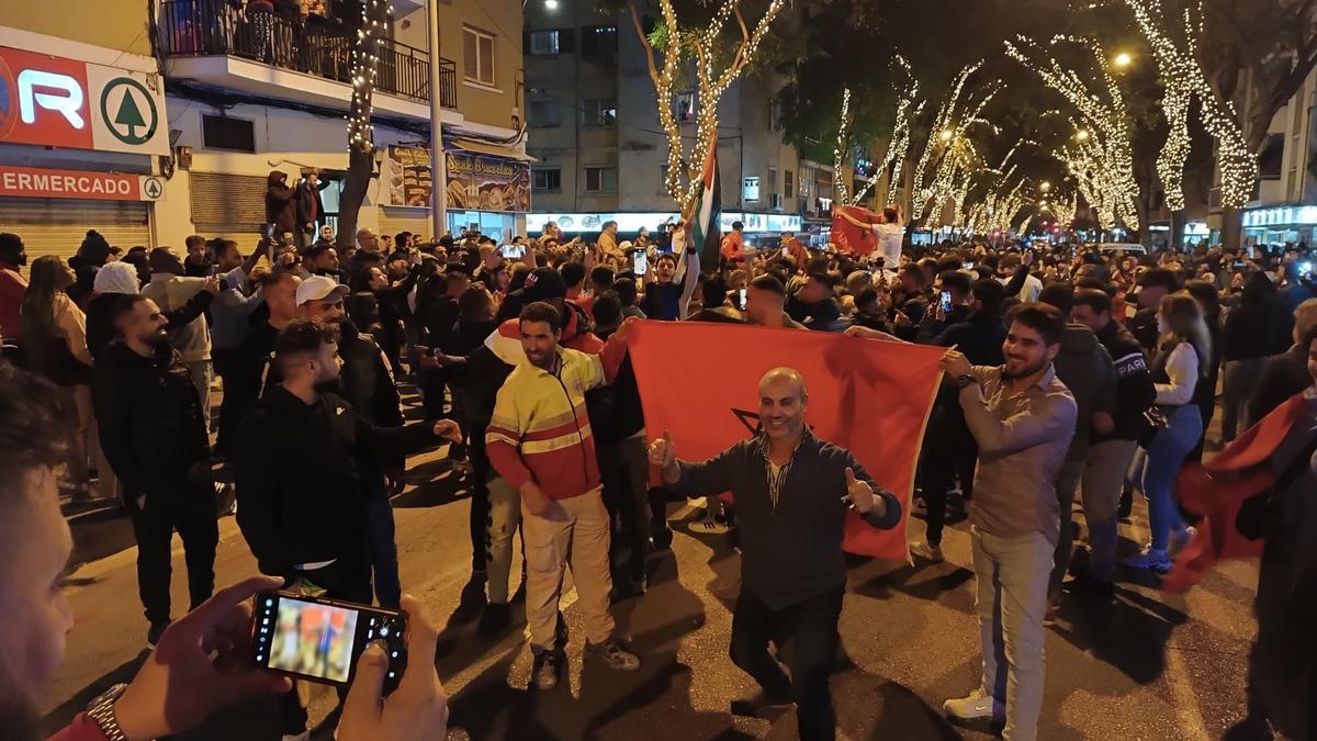 Los marroquíes de Mallorca celebran en Son Gotleu el pase a cuartos del Mundial tras vencer a España