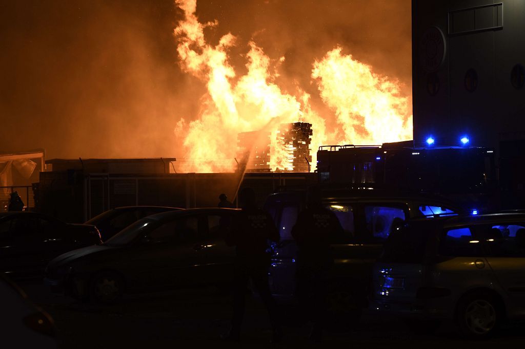 Estas son las imágenes que el aparatoso incendio de Puente Tocinos ha dejado este sábado