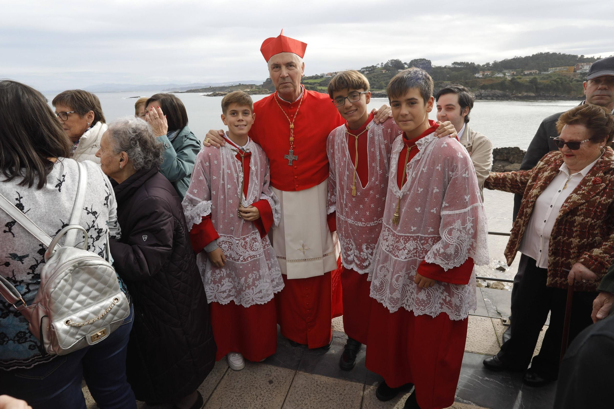 El cardenal Ángel Fernández Artime oficia la primera misa cardenalicia de Gozón en el día de Todos los Santos en la parroquia de Santa María de Luanco