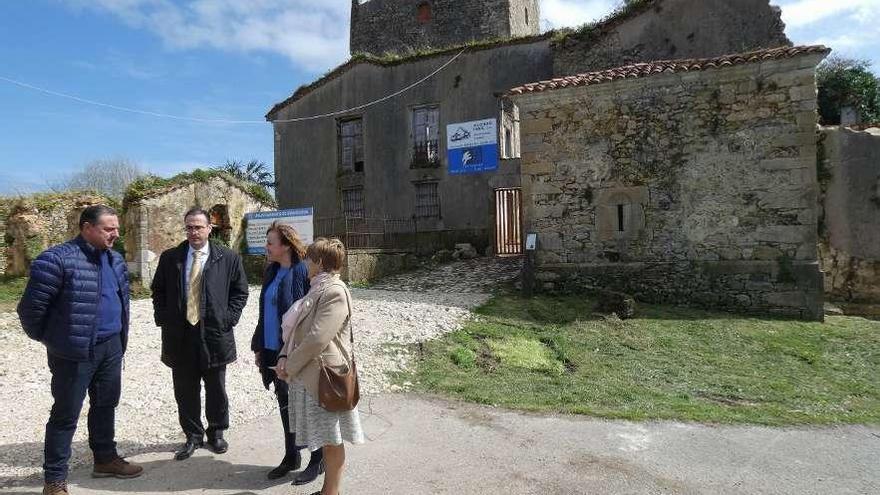 Por la izquierda, el contratista Casimiro González, Bordás, Requejo y Cordera, con la torre al fondo, ayer.