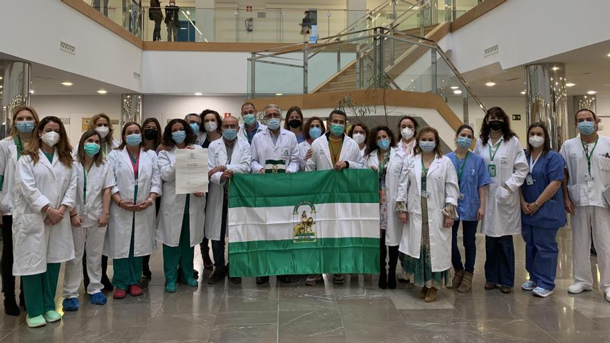 Hospital Clínico dedica su Bandera de Andalucía a pacientes COVID que no han superado la enfermedad y a familias