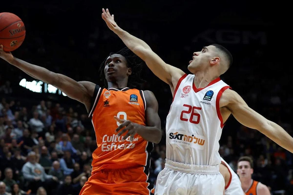 Brancou Badio, en una acción ofensiva ante el Hapoel Tel Aviv