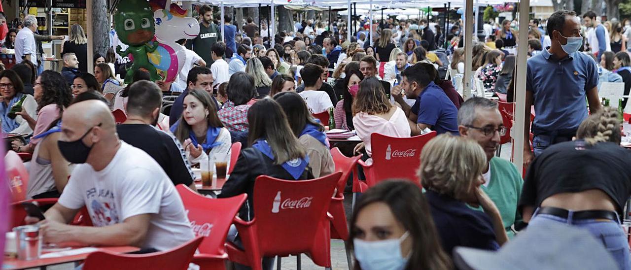 Vista general de las casetas del Bombé el primer día de fiestas. | Fernando Rodríguez