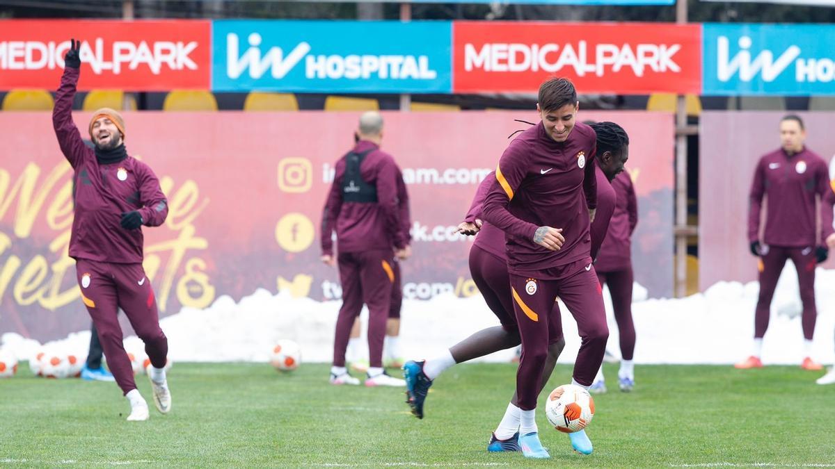 Los jugadores del Galatasaray, en el calentamiento previo al comienzo de la sesión.