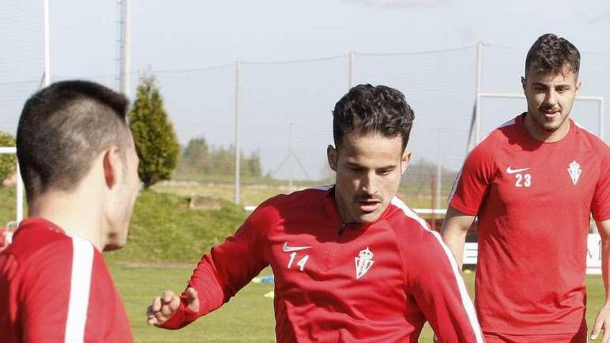 Rubén García controla un balón durante el entrenamiento de ayer.