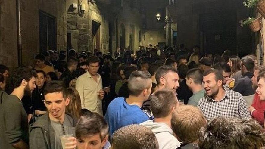 El carrer Castell de Solsona just després de l&#039;obertura de bars pel desconfinament