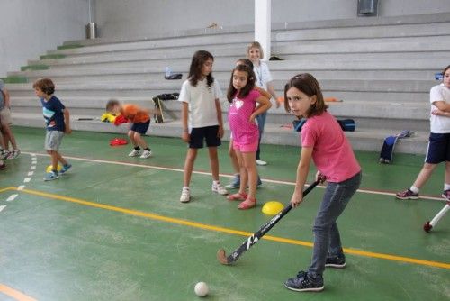 La selección española de hockey se entrena con alumnos del American School of Valencia de Puzol