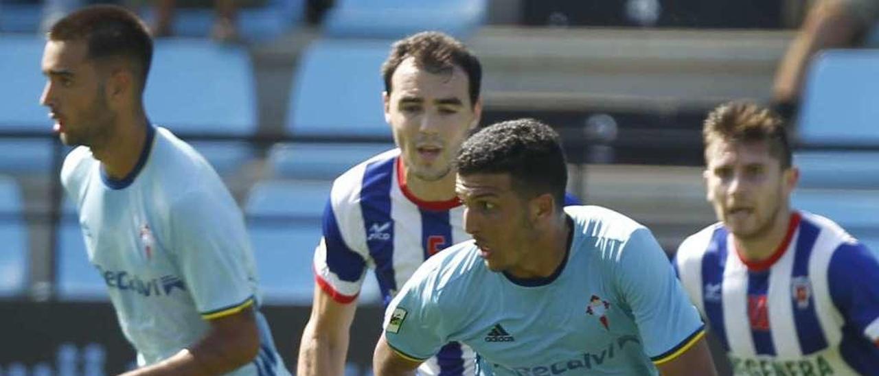 Hicham, durante uno de los partidos de la actual temporada. // J. Lores