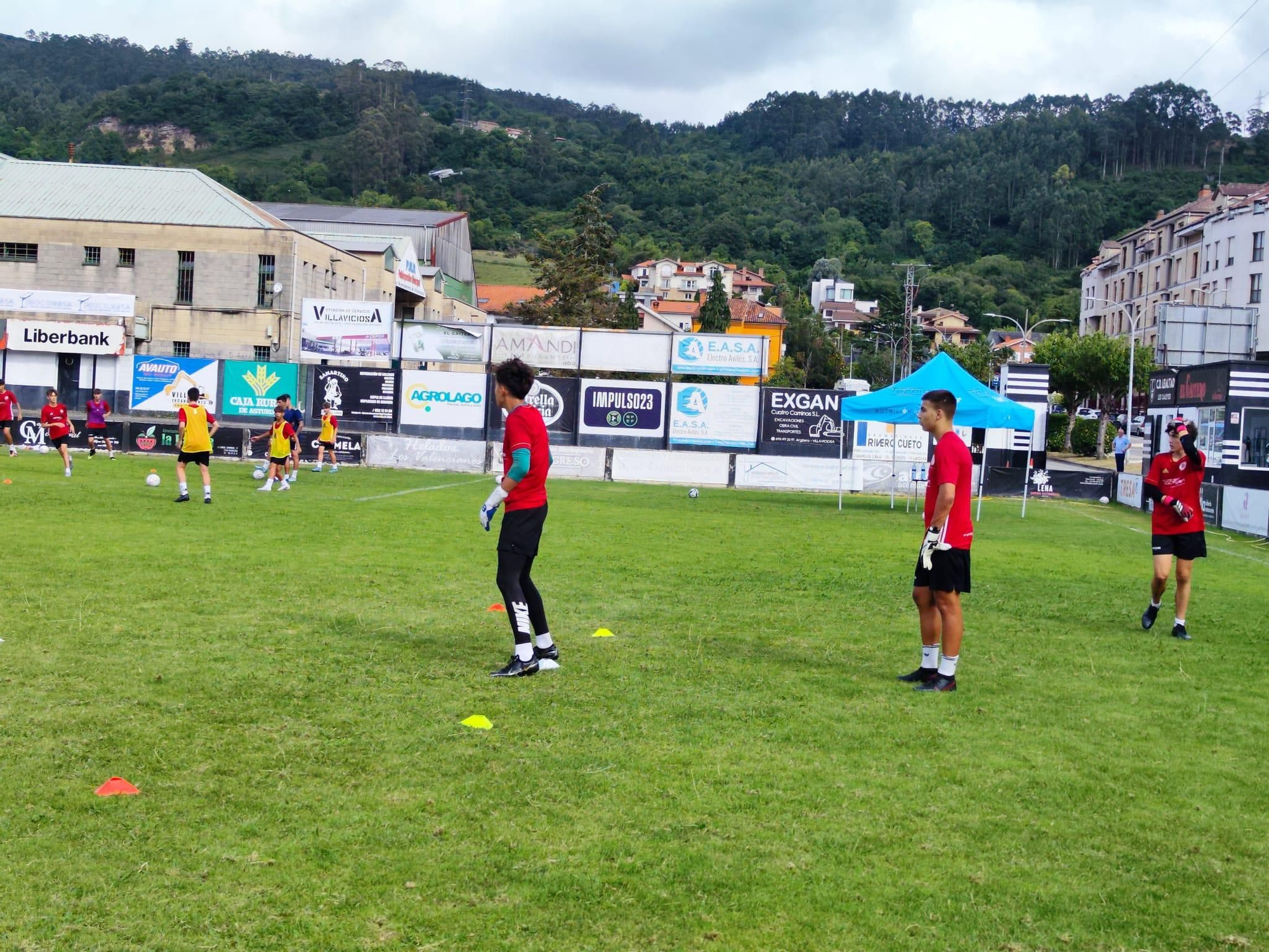 La cantera del fútbol profesional entrena en Villaviciosa: así es el campus de Marcelino García Toral