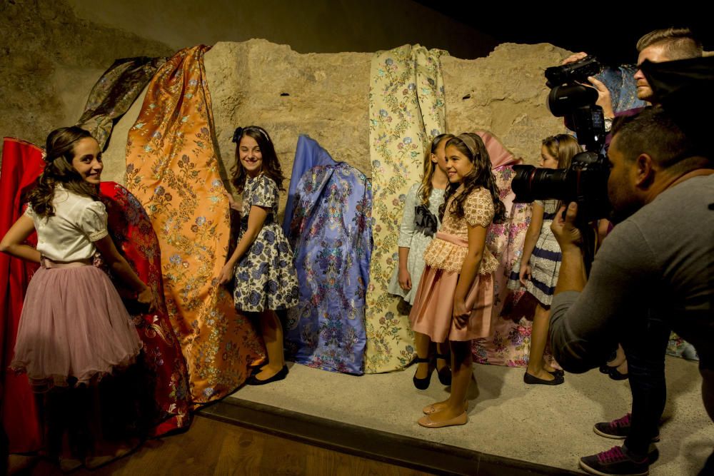 Presentación de las telas de la corte de la fallera mayor infantil