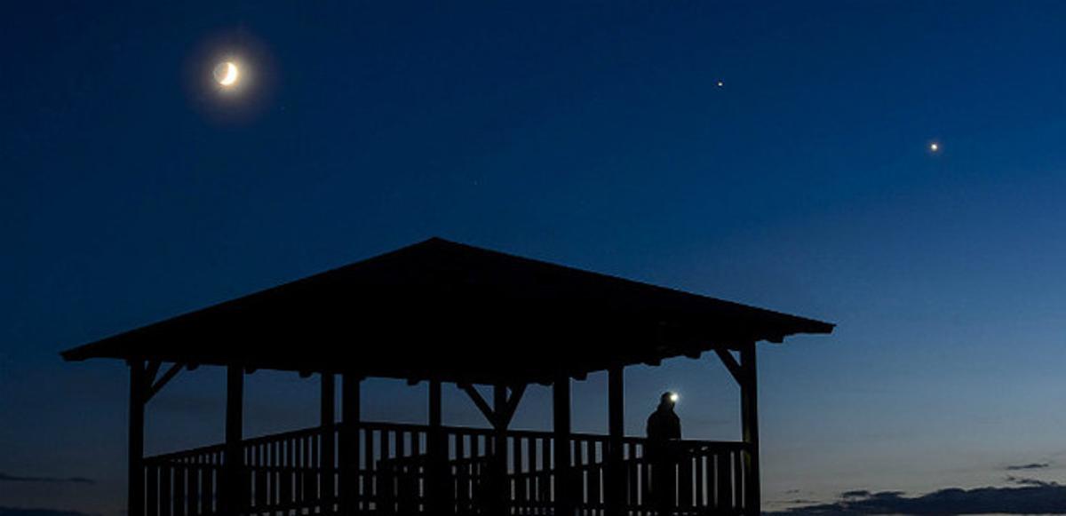 (D’esquerra a dreta, al cel) - La lluna, Júpiter i Venus són observats des del  mirador de Mogyorosi a prop de Salgotarjan a Hongria aquest diumenge passat.