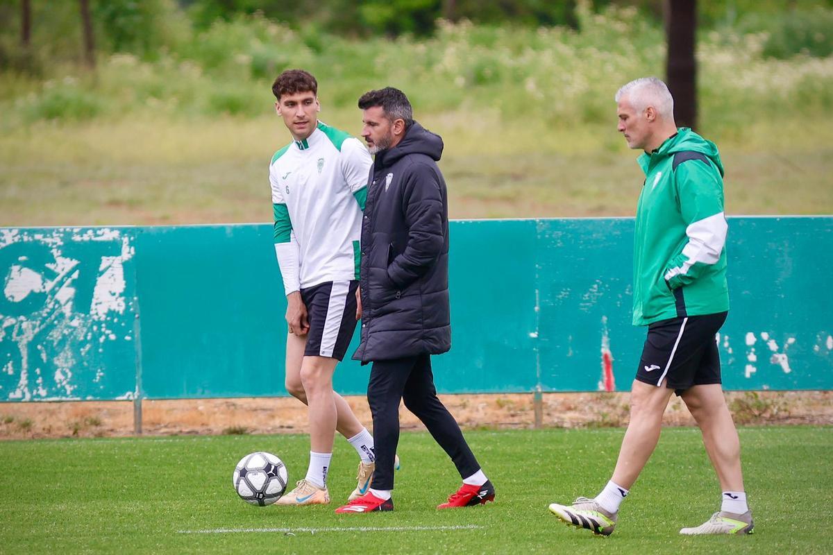 Iván Ania conversa con Diego Percan durante un entrenamiento del Córdoba CF.