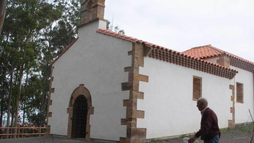 Un candasín pasea junto a la capilla de San Antonio.