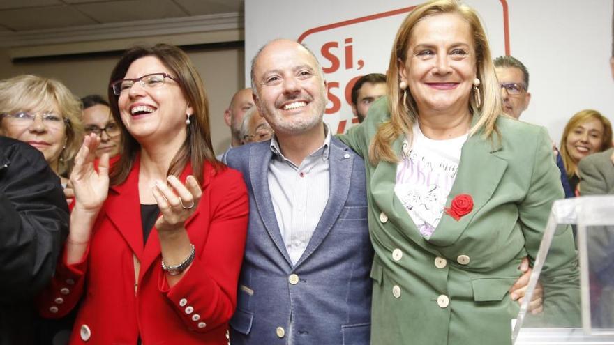 Carmela Silva, anoche celebrando la victoria socialista en Vigo con Regades y Caride. // R. Grobas