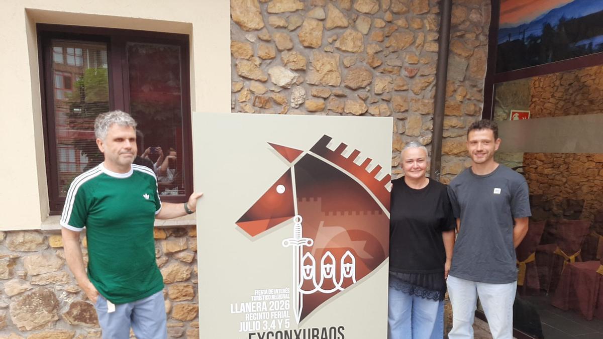 Por la izquierda, José Antonio González, Eva María Pérez y Gerardo Casas, con el cartel de las fiestas de los Exconxuraos