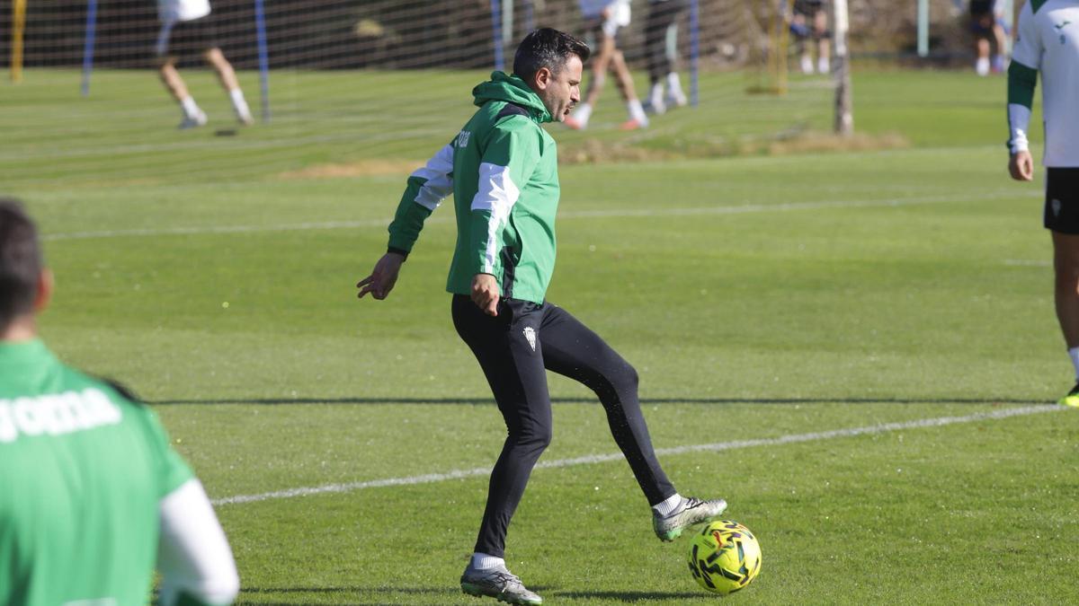 Iván Ania, durante una sesión de trabajo del Córdoba CF en la Ciudad Deportiva.
