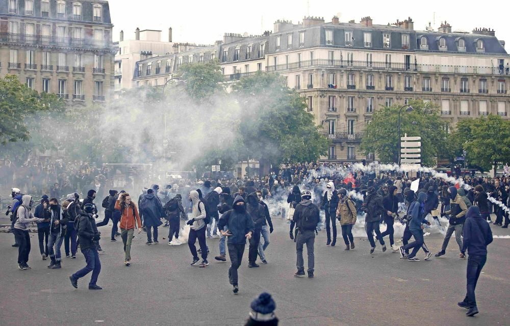 Miles de trabajadores y estudiantes volvieron a protestar en Francia contra la reforma laboral del Gobierno socialista, en una jornada que se saldó con perturbaciones en los transportes y altercados e