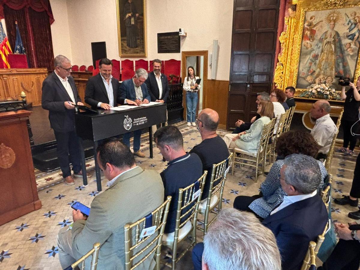 El salón de plenos del Ayuntamiento de Elche acogía la firma de convenios