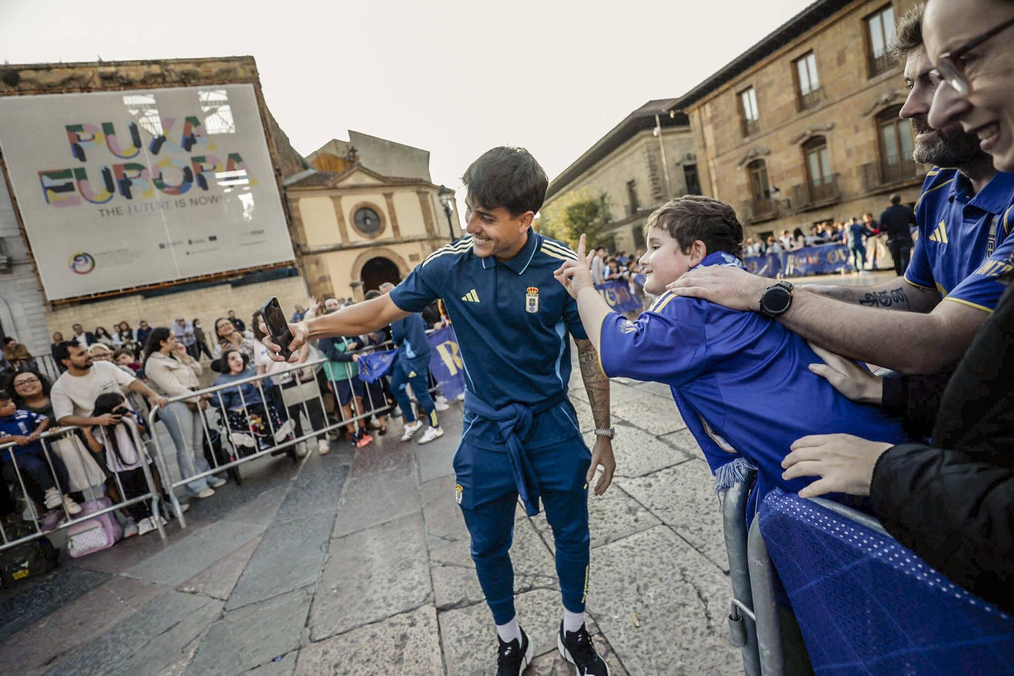 Locura azul en Oviedo: así fue la entrega de los nuevos coches a la plantilla en la plaza de la Catedral