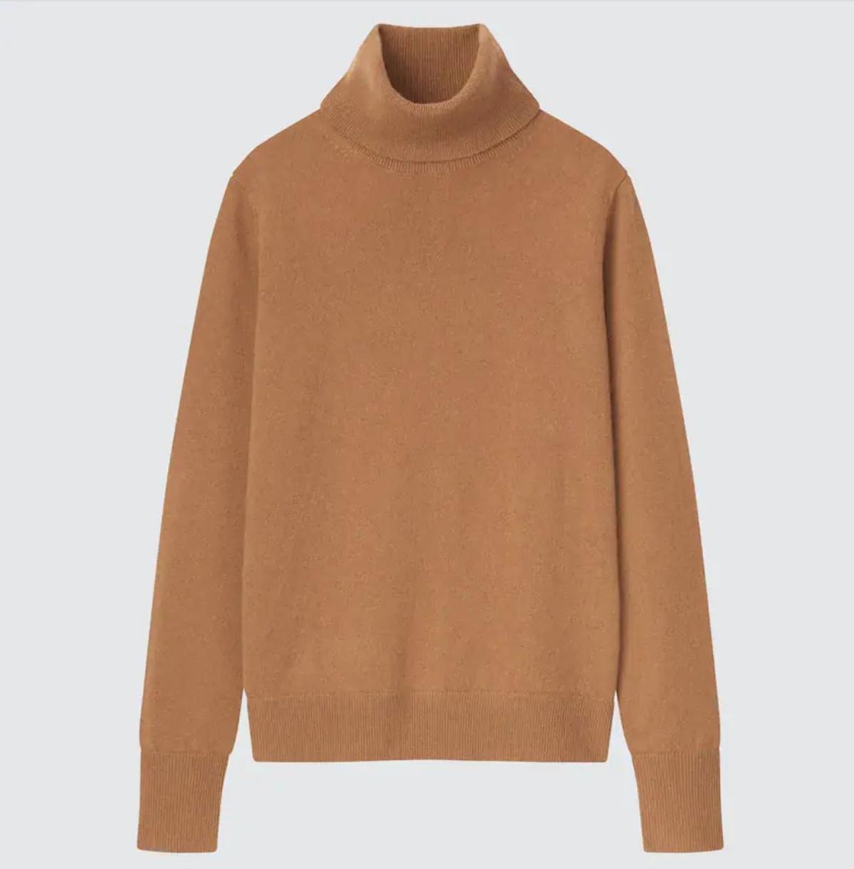 Jersey de cashmere en color camel con cuello vuelto, de Uniqlo.