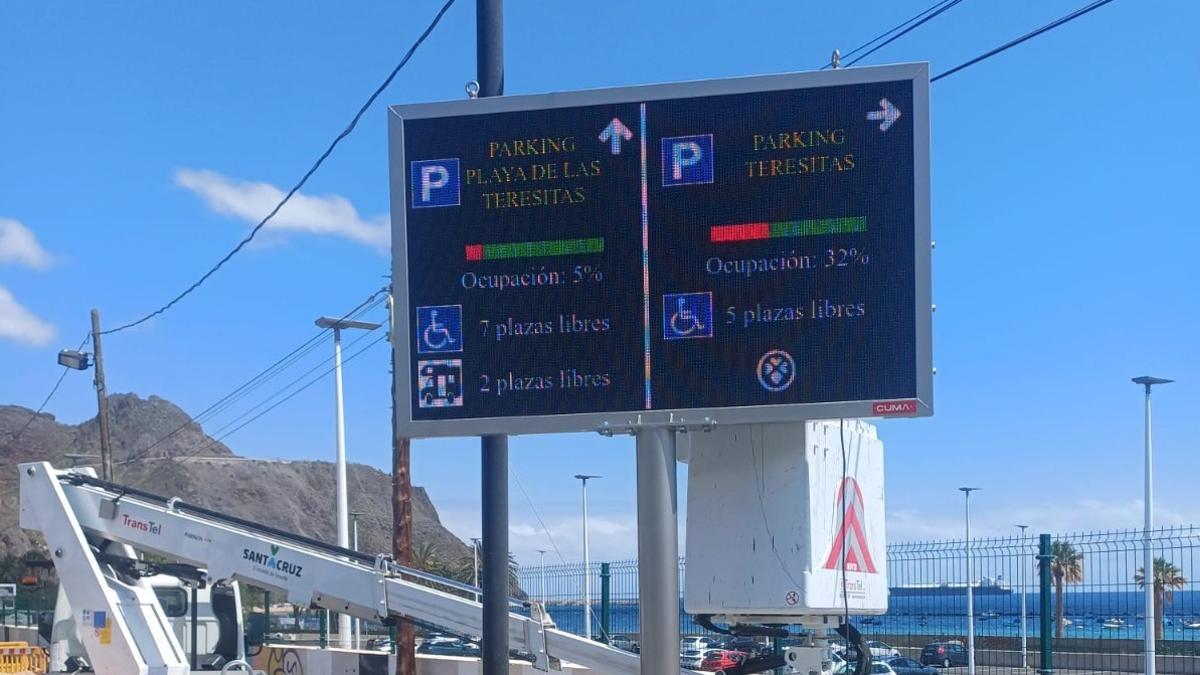 Cartel dinámico instalado en la playa de Las Teresitas.