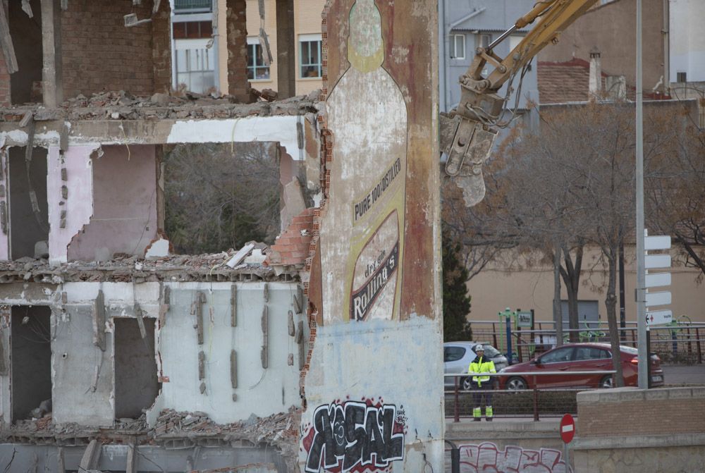 Comienza el derribo del edificio en ruinas junto a la fuente de las Víctimas del Terrorismo en Sagunt