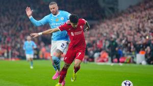 Kyle Walker pelea con Luis Díaz por un balón en Anfield