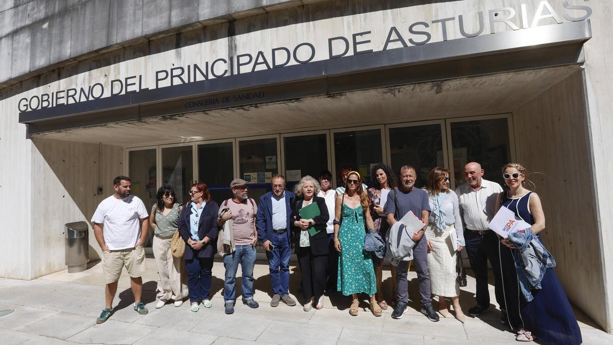 Representantes de los sindicatos, en la puerta de la Consejería de Salud, minutos antes del inicio de la reunión.