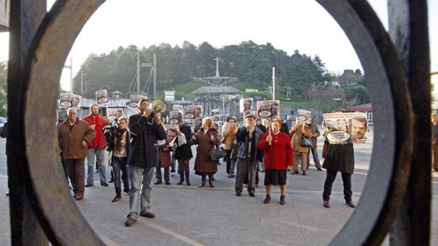 Los vecinos de Teis se concentraron en la Praza do Rei durante más de una hora.  // Marta G. Brea