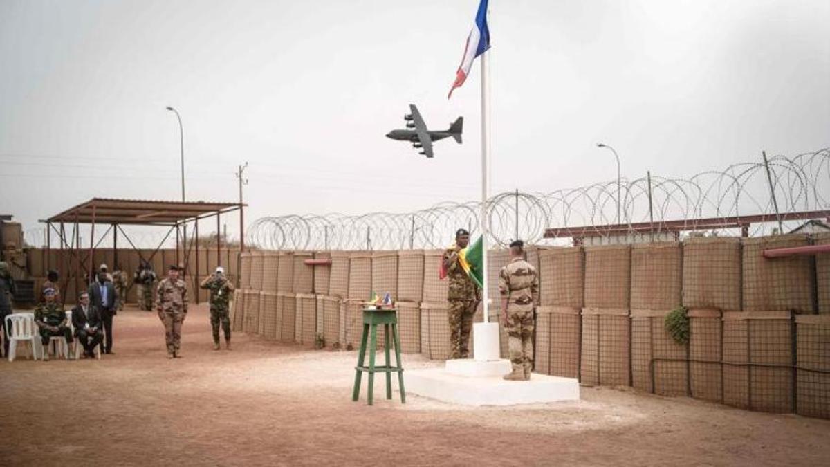 Ceremonia de cambio de bandera en la base de la operación francesa Barkhane en Tombuctú (Mali) el 14-12-2021.