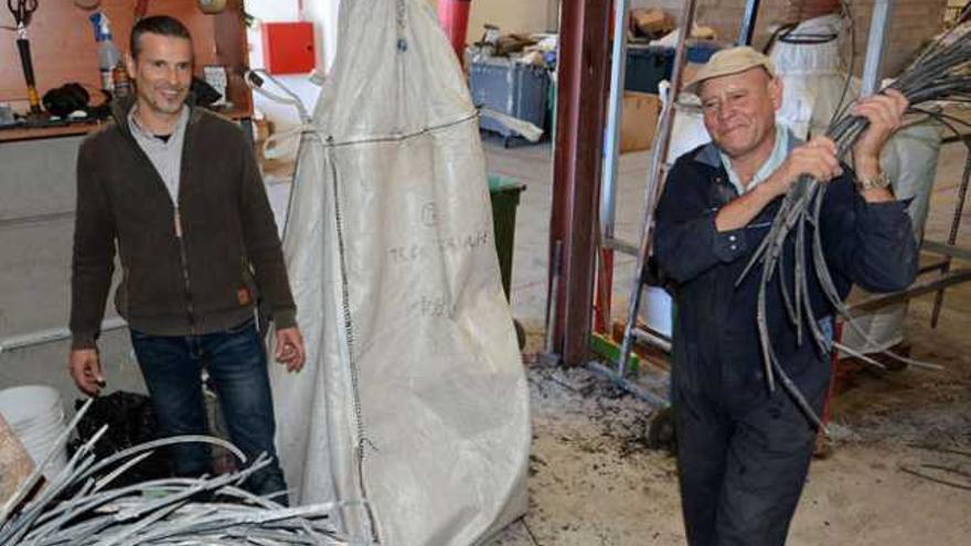 Los hermanos José y Juan Caballero en el almacén de reciclaje de plástico junto al antiguo Castillo de Agüimes. | yaiza socorro