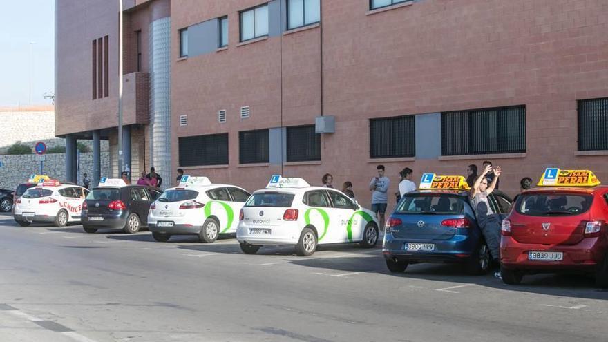 Vehículos de autoescuelas aparcados durante una huelga de examinadores de este mismo mes de junio en Alicante.