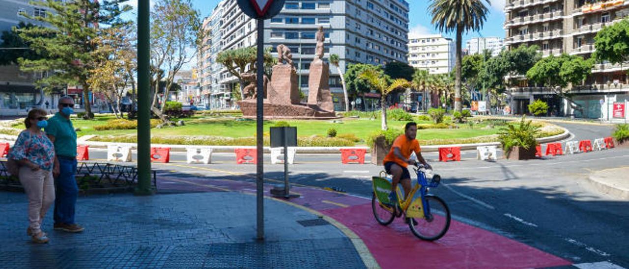 Carril bici de la calle Diderot, al lado de la plaza de España, que conecta el paseo de Chil con la calle Fernando Guanarteme.