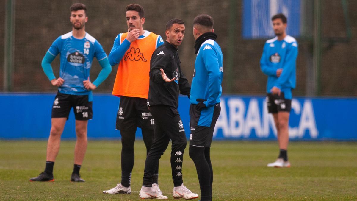 Borja Jiménez, rodeado de jugadores durante un entrenamiento en Abegondo.