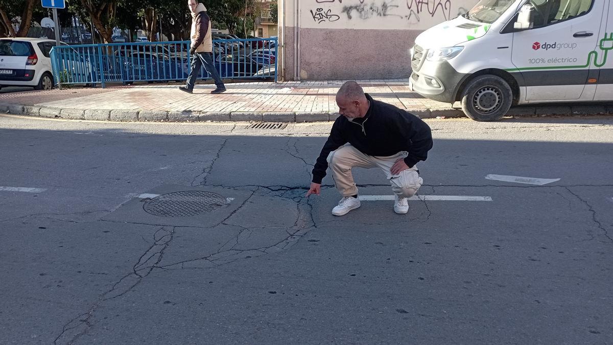 El reasfaltado de Carlinda se anunció en 2020 y sigue pendiente en un barrio con grietas y socavones.