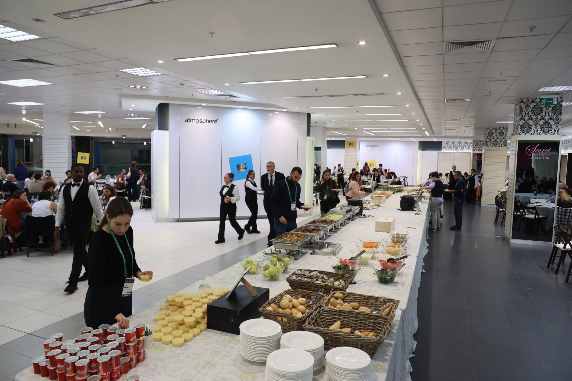 El centro comercial del Calatrava vuelve a abrir sus puertas (por unos días) para dar de comer a más de ochocientos congresistas en Oviedo