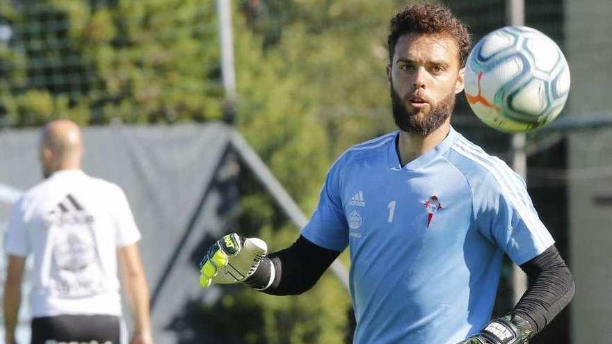 Sergio Álvarez sigue con la mirada el balón durante un entrenamiento en A Madroa. // Alba Villar