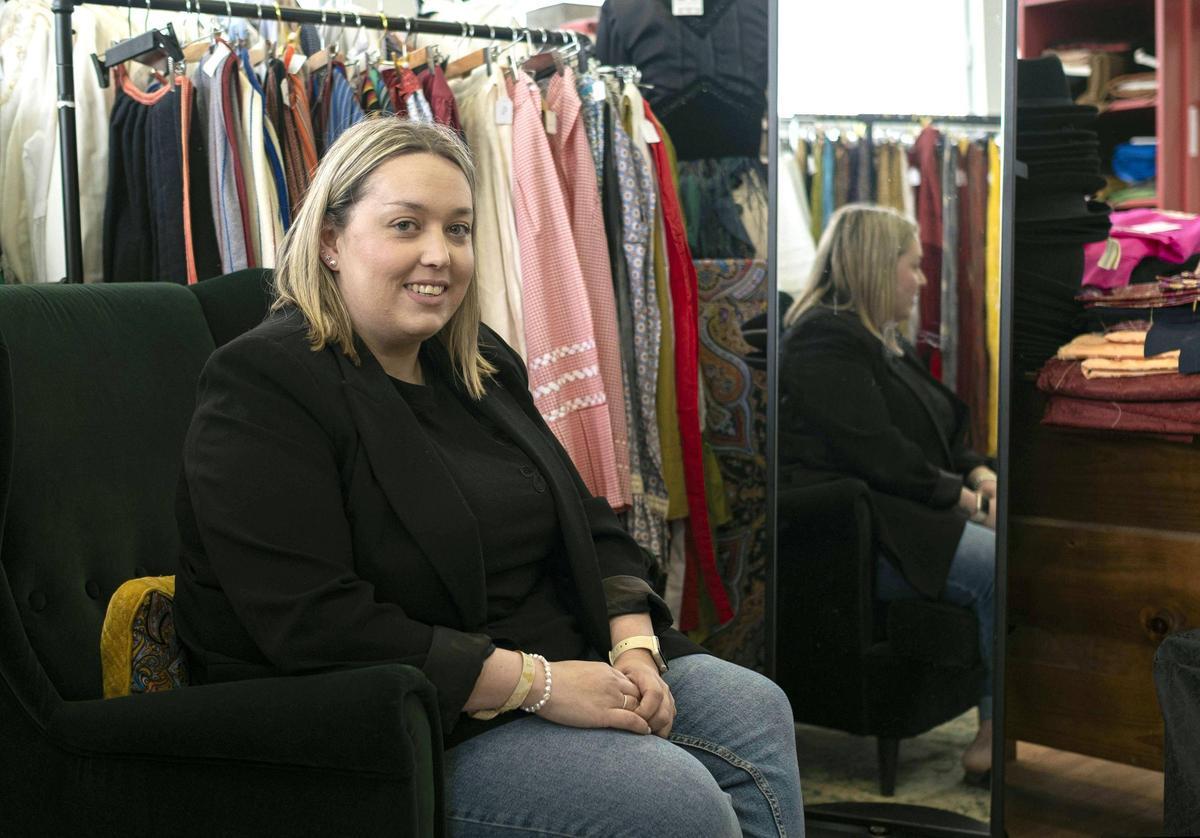 Lucía Miramontes, en su tienda taller Bulideira, situada en San Lázaro.