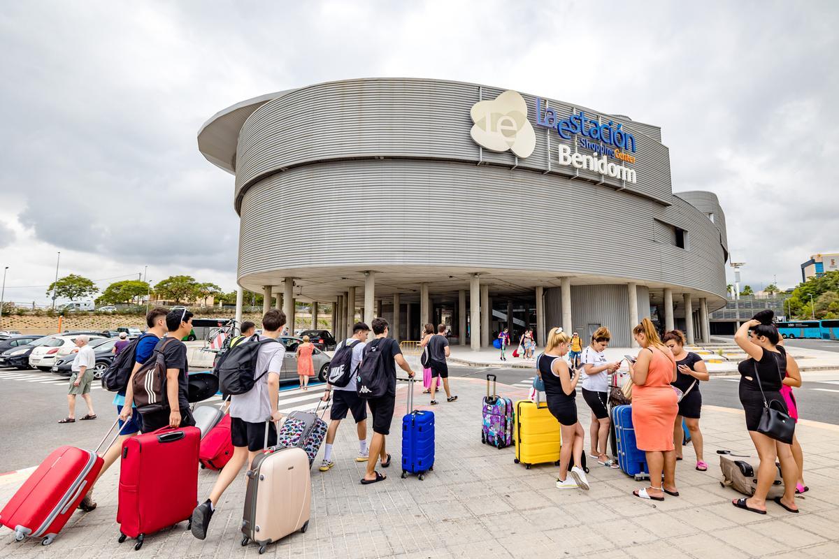 Turistas con maletas en la estación de Benidorm la pasada semana.
