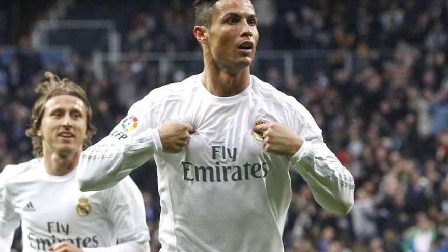 Cristiano Ronaldo celebra el segundo de los dos goles que ayer marcó a la Real Sociedad en el Bernabéu. // Fernando Alvarado (Efe)