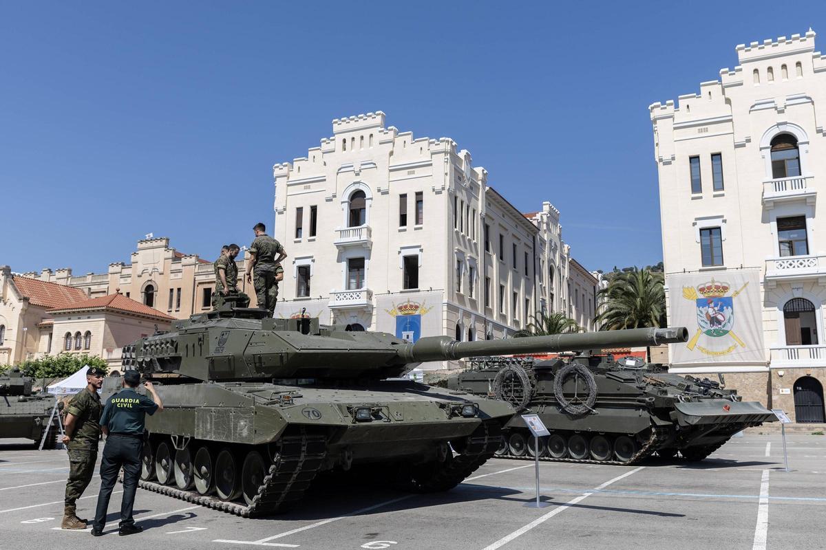 En las jornadas de Puertas Abiertas, el Ejército  muestra un carro de combate Leopard 2E.